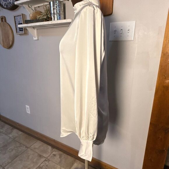 NWT Babaton aritzia Bassman keyhole long sleeve shirt size medium cream puff sle - Picture 3 of 11